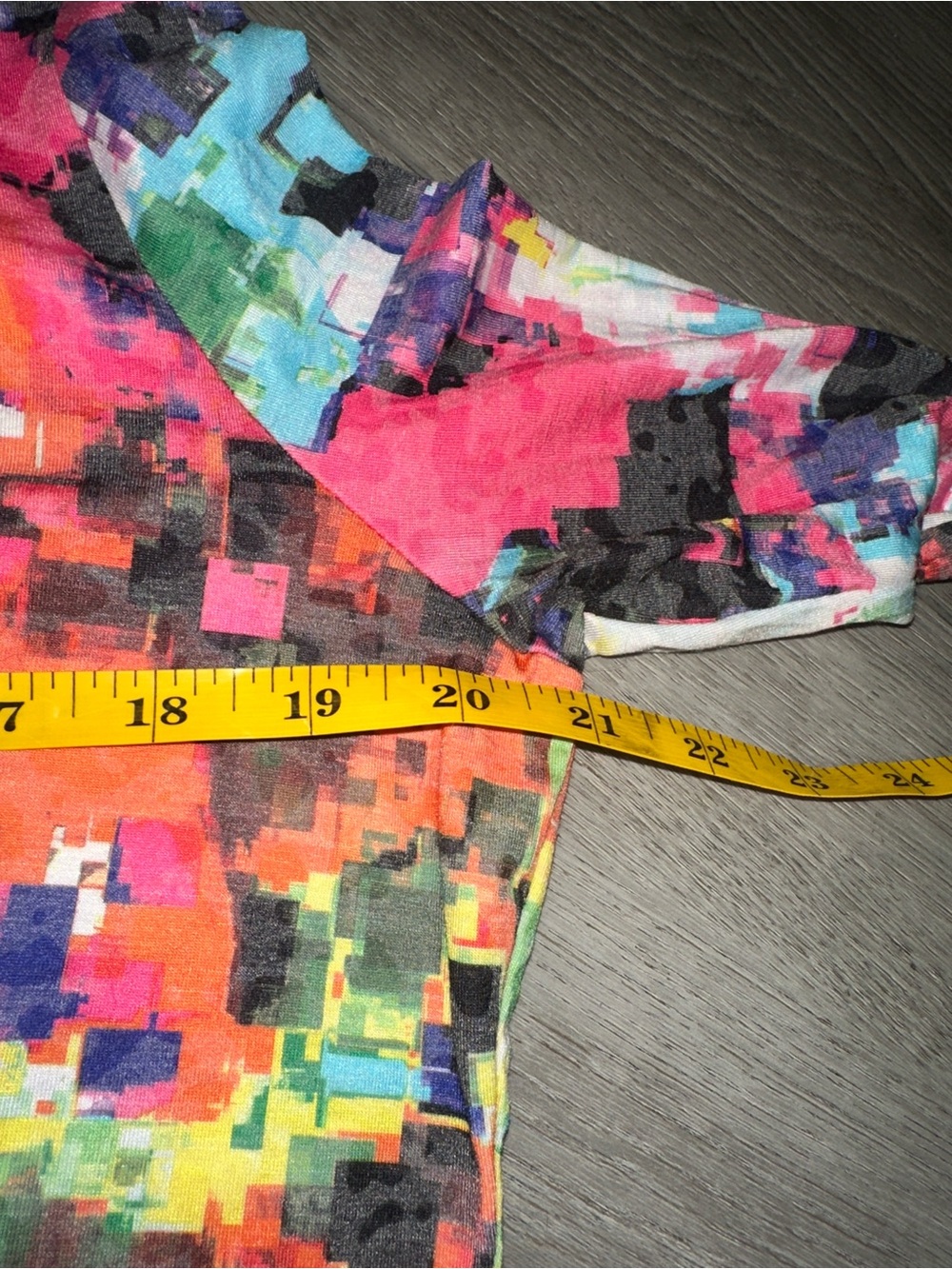 Saucony Women's Multicolor Pixel-Print Top in Pink, Blue, Yellow size XL - Picture 3 of 7